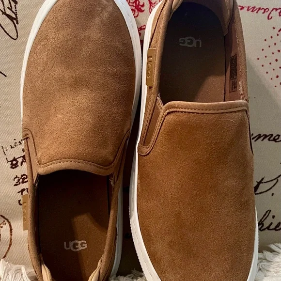Ladies UGG Alameda Slip on
Minimal wear
Tan Suede - Picture 4 of 8
